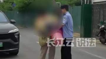 女孩背行李徒步7公里感动全网，LPL选手同款“负重前行”赛季落幕